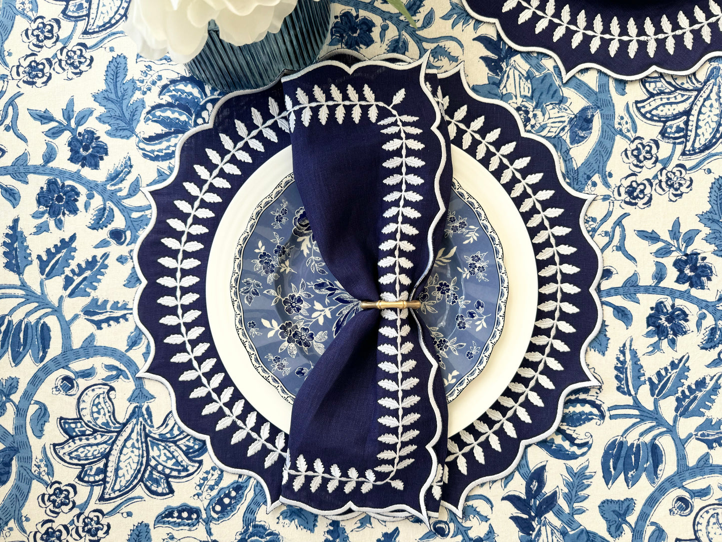 Navy Soirée Round Linen Placemats — Set of 4 / 6